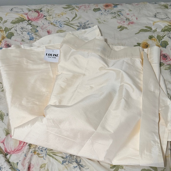 Elegant Cream Midi Skirt - Picture 3 of 3